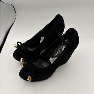 Black Suede Wedge Shoes with Bow Detail
Caparinni